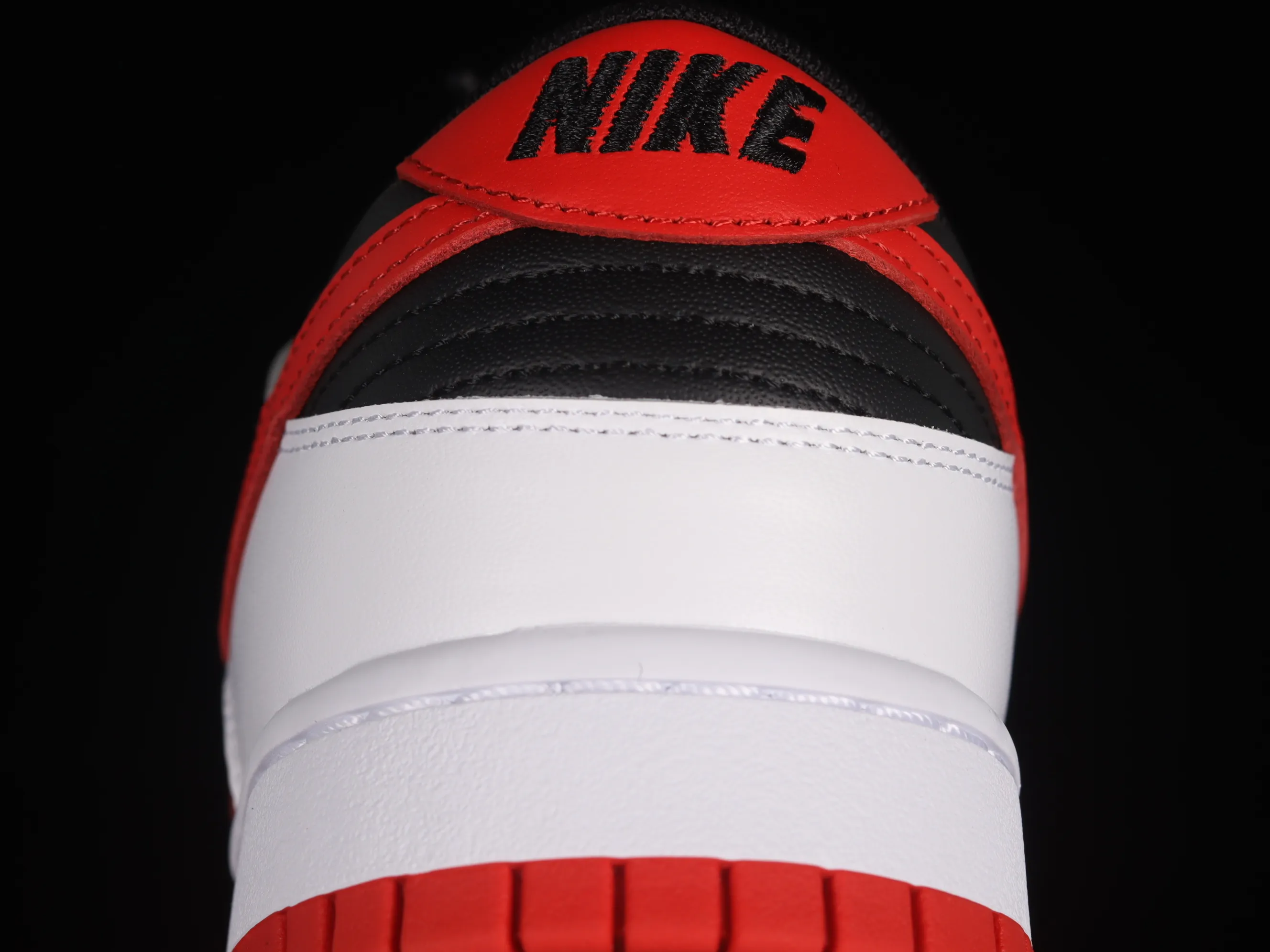 All categories Nk SB Dunk series Nk SB Dunk Low low-top sneakers C version Nk Dunk Low white, black and red color matching SB low-top sports and leisure sneakers FD9762-061